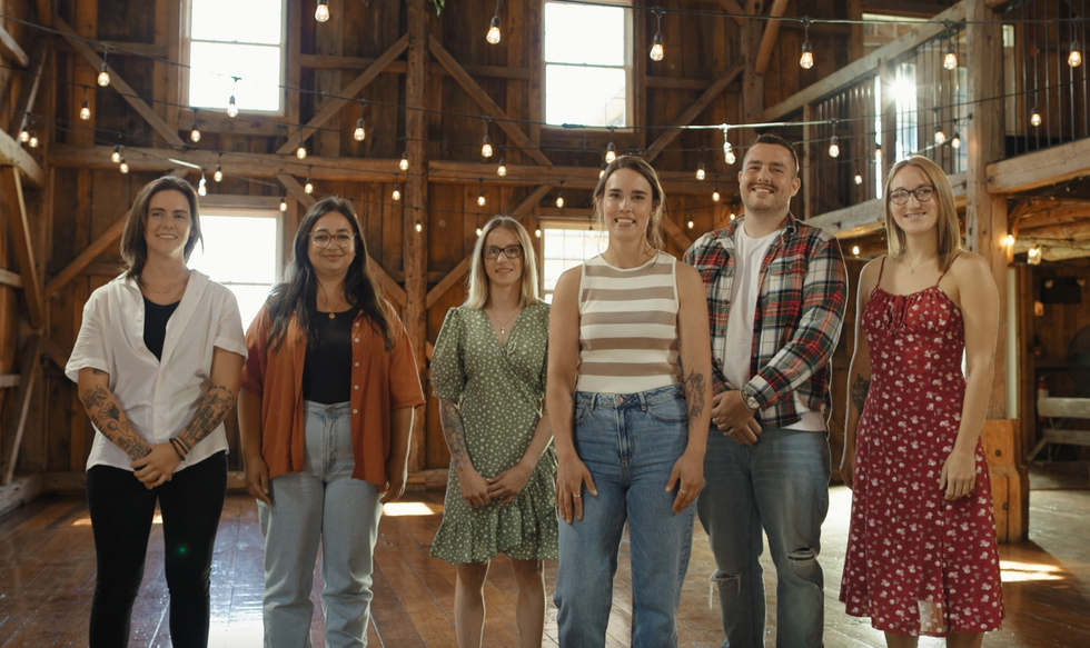 Sabrina, candidate de L\u2019amour est dans le pr\u00e9, et ses pr\u00e9tendantes et son pr\u00e9tendant dans une grange.