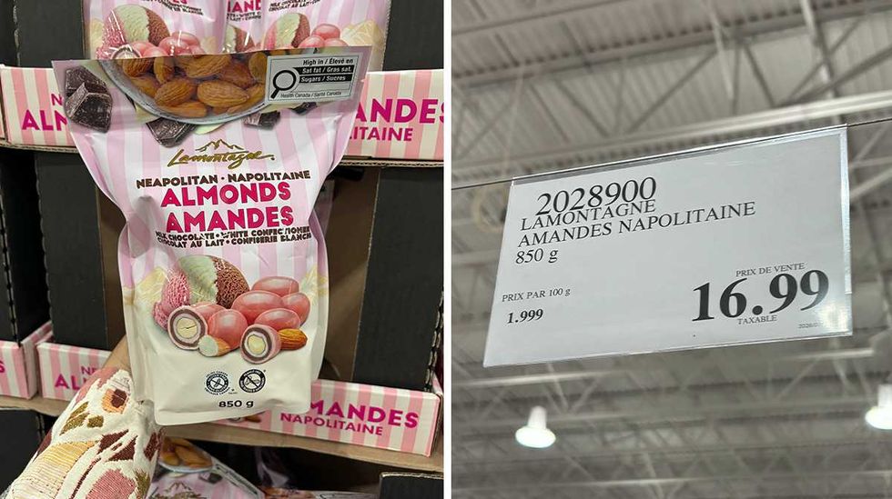 Sac d'amandes napolitaines Lamontagne chez Costco. Droite : \u00c9tiquette de prix Costco pour les amandes napolitaines Lamontagne.