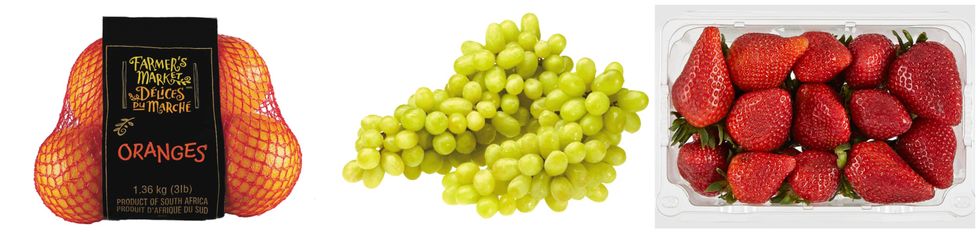 Sac d'oranges D\u00e9lices du march\u00e9. Centre : Grappe de raisins.Droite : Casseau de fraises.