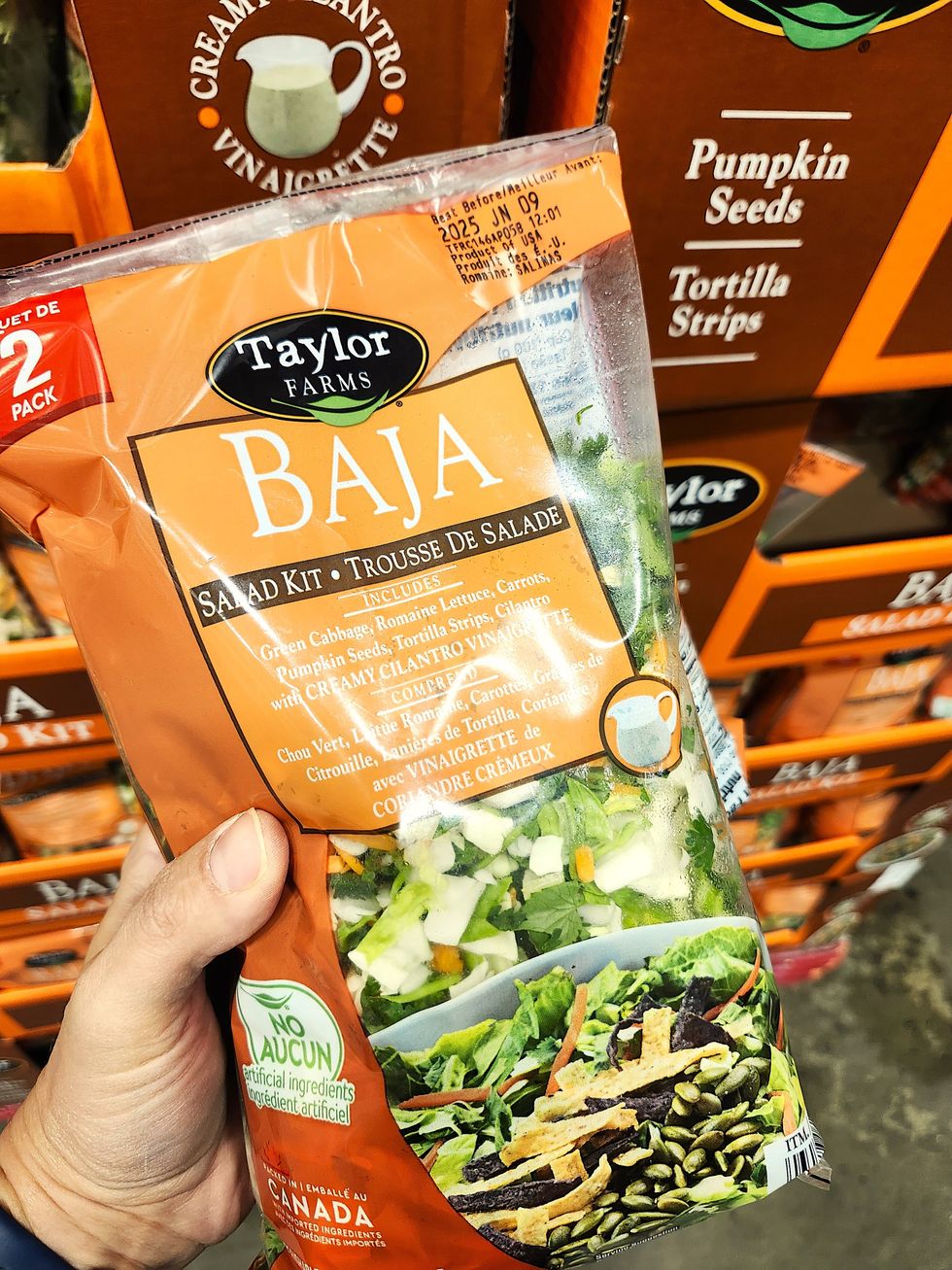 Sac d'un m\u00e9lange d'ingr\u00e9dients pour pr\u00e9parer une salade Baja de la marque Taylor Farms.