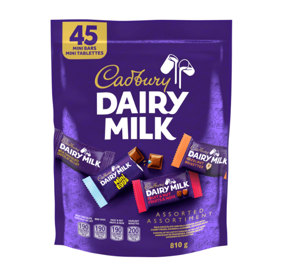 Sac de 45 mini-barres de chocolat Dairy Milk de Cadbury assorties vendu au Costco.