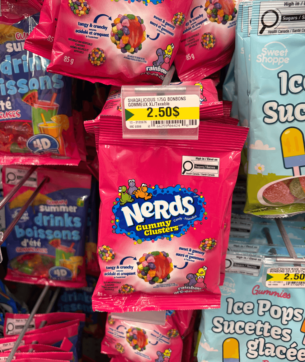 Sac de bonbons Nerds gym clusters sur les tablettes du Dollarama.