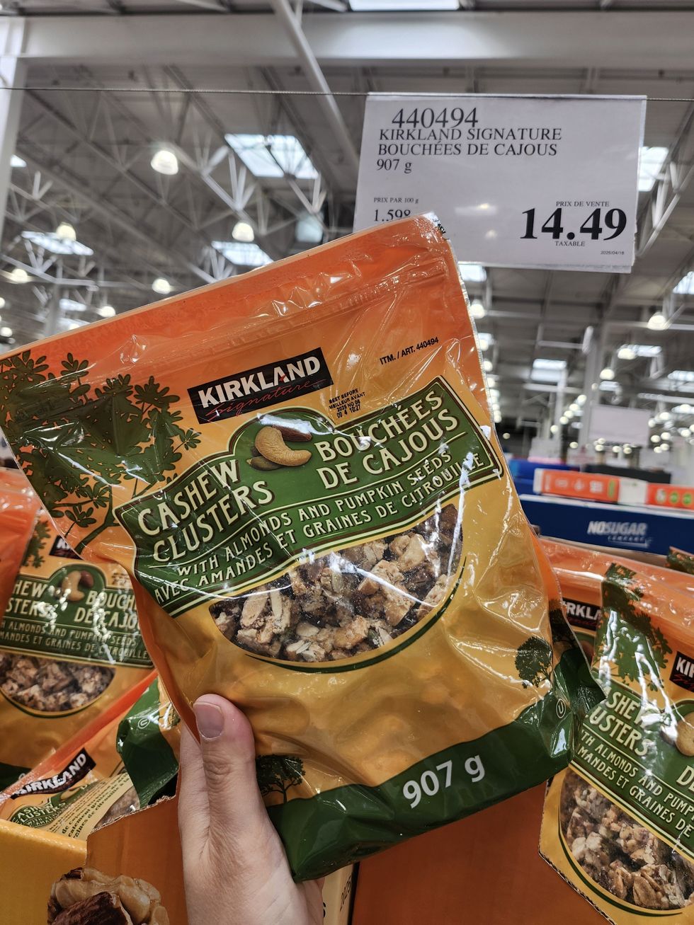 Sac de bouch\u00e9es de cajous de la marque \u200bKirkland signature.