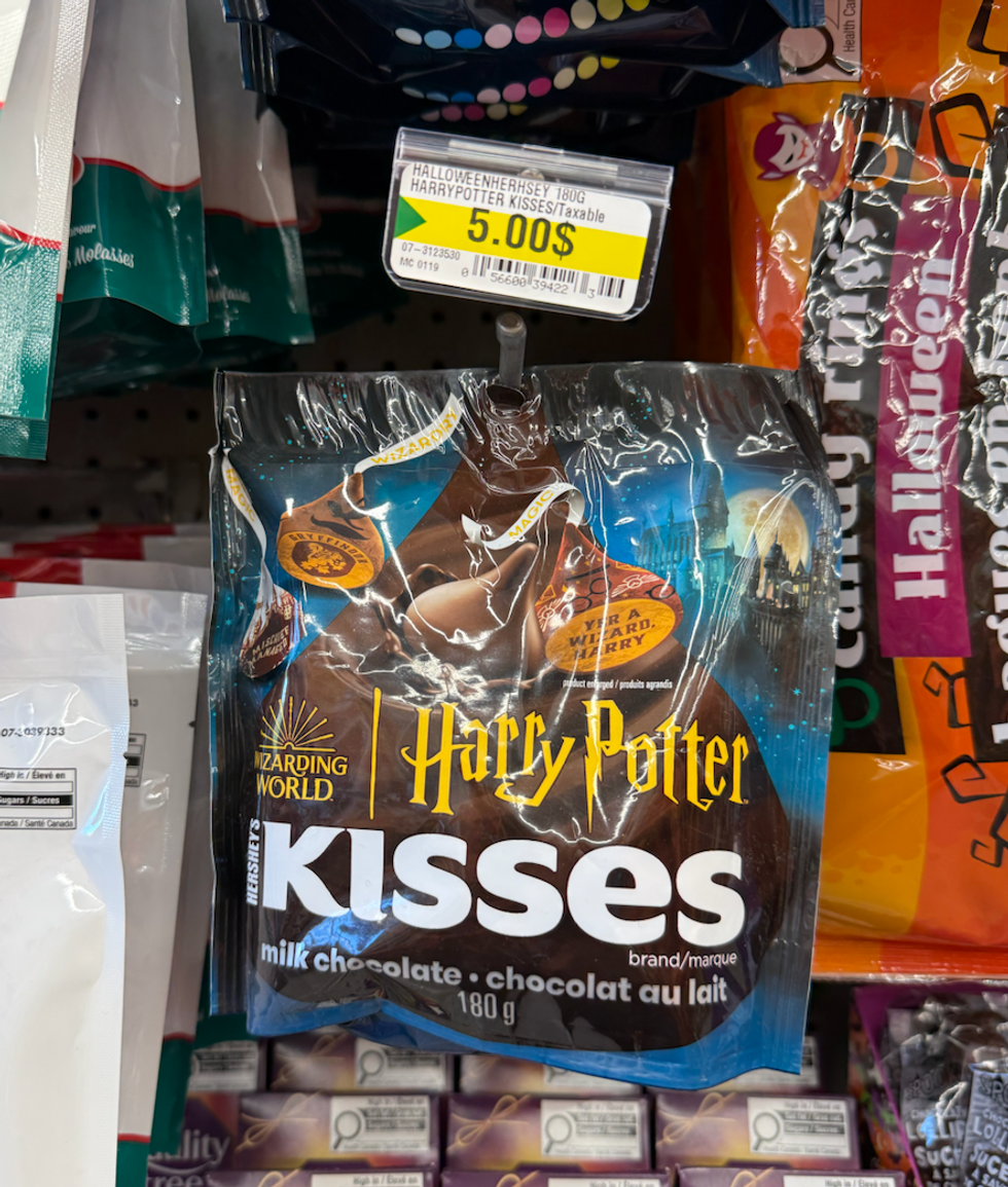 Sac de chocolats Hershey\u2019s Kisses \u00e9dition Harry Potter suspendu dans la section bonbons du Dollarama.