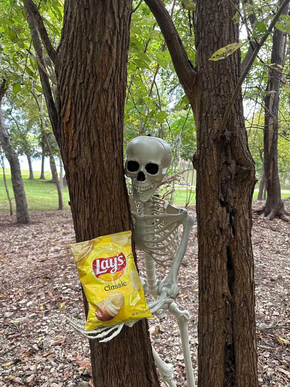 Sac de croustilles nature de la marque Lay's en mode Halloween.