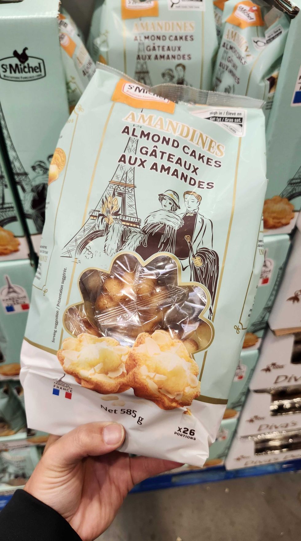Sac de g\u00e2teaux aux amandes de la marque St-Michel.