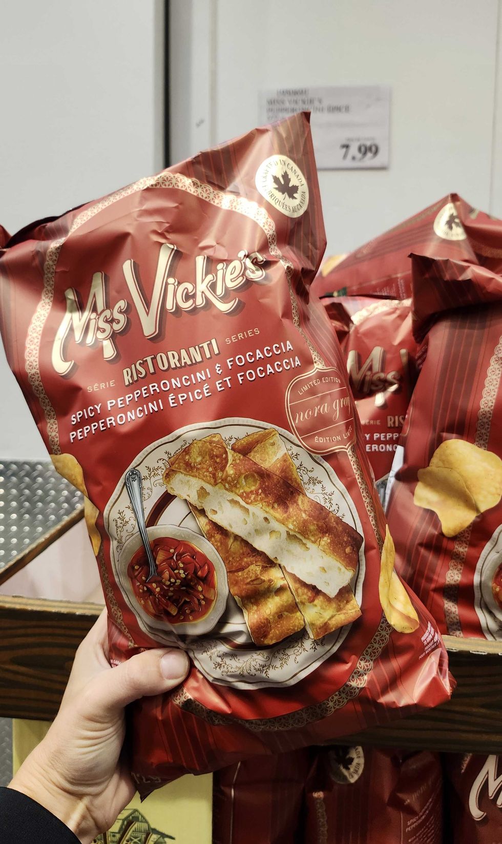 Sac de Miss Vichie's pepperoncini \u00e9pic\u00e9 et focaccia.