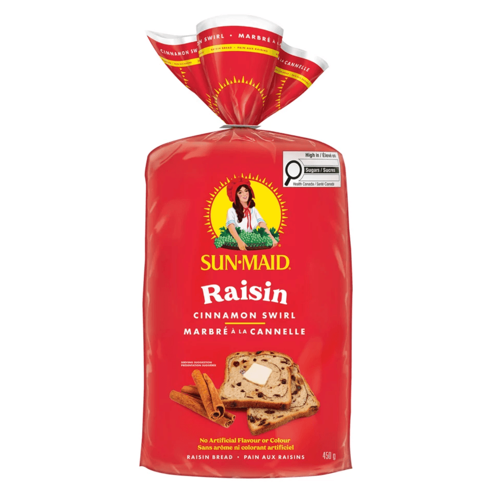 Sac de pain aux raisins marbr\u00e9 \u00e0 la cannelle Sun-maid sur fond blanc.