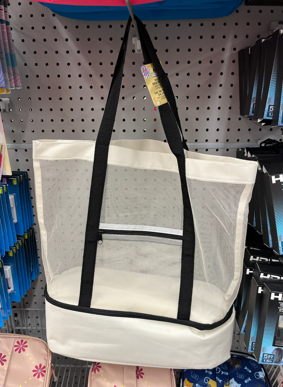 Sac de plage en filet beige sur un crochet dans les rayons du Dollarama.