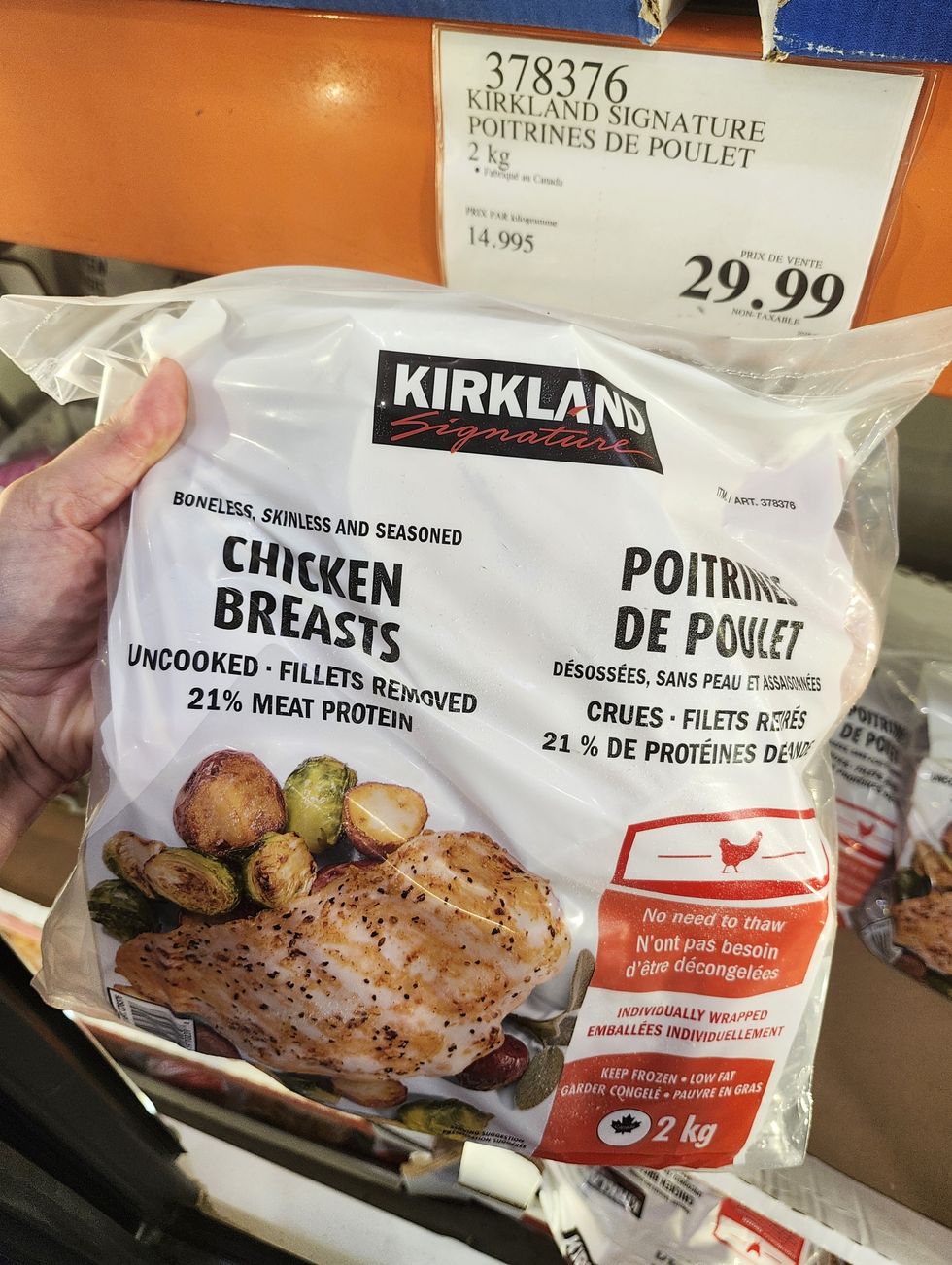 Sac de poitrines de poulet congel\u00e9 de la marque Kirkland.