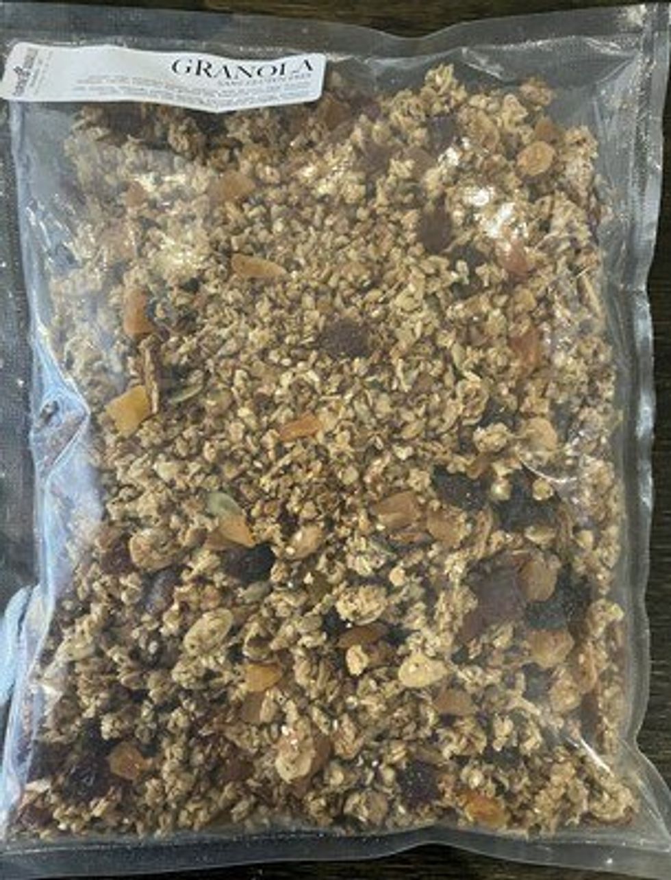 Sac en plastique transparent contenant du granola.