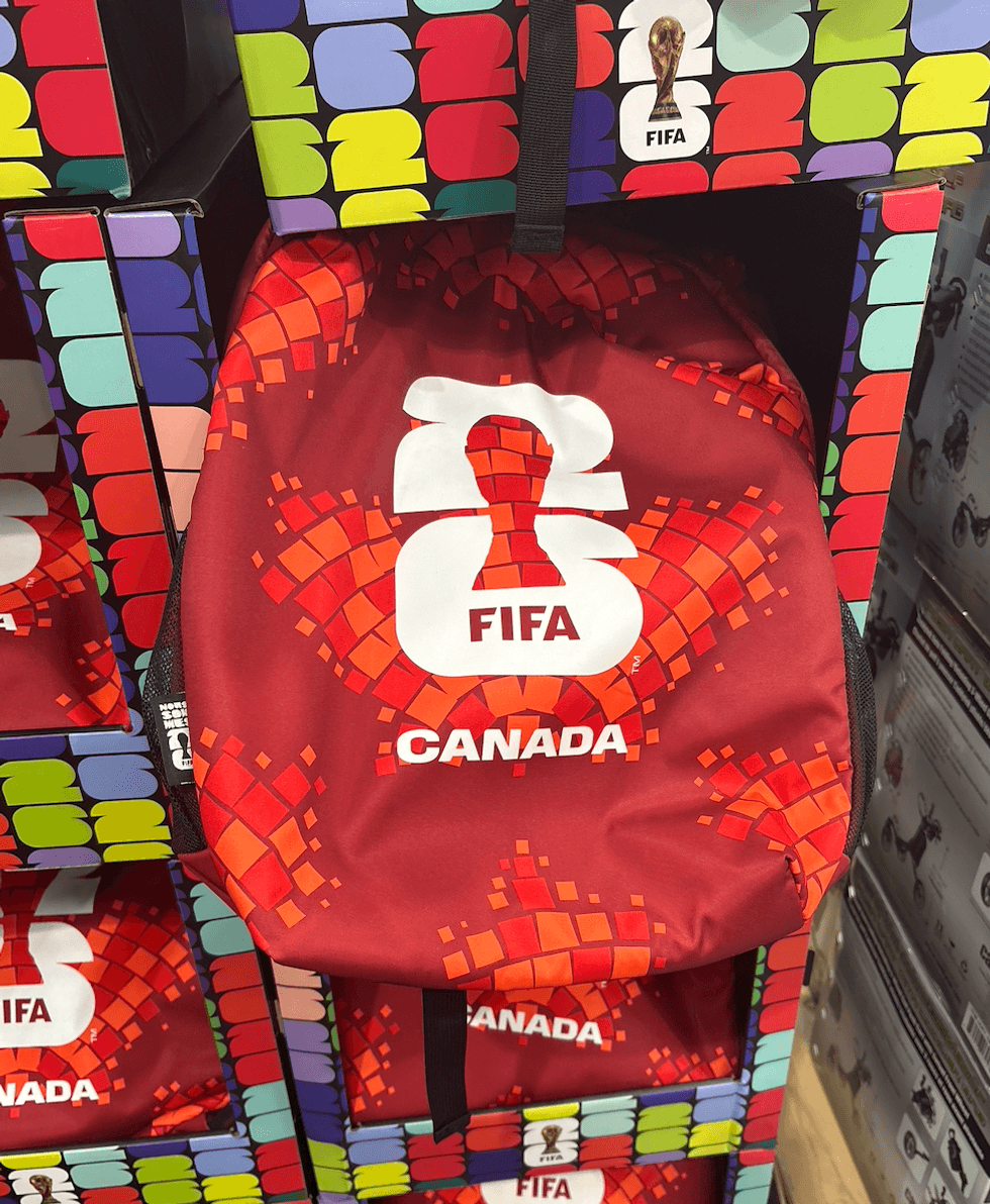 Sac \u00e0 dos FIFA Canada aux couleurs rouges \u00e0 vendre au Costco.