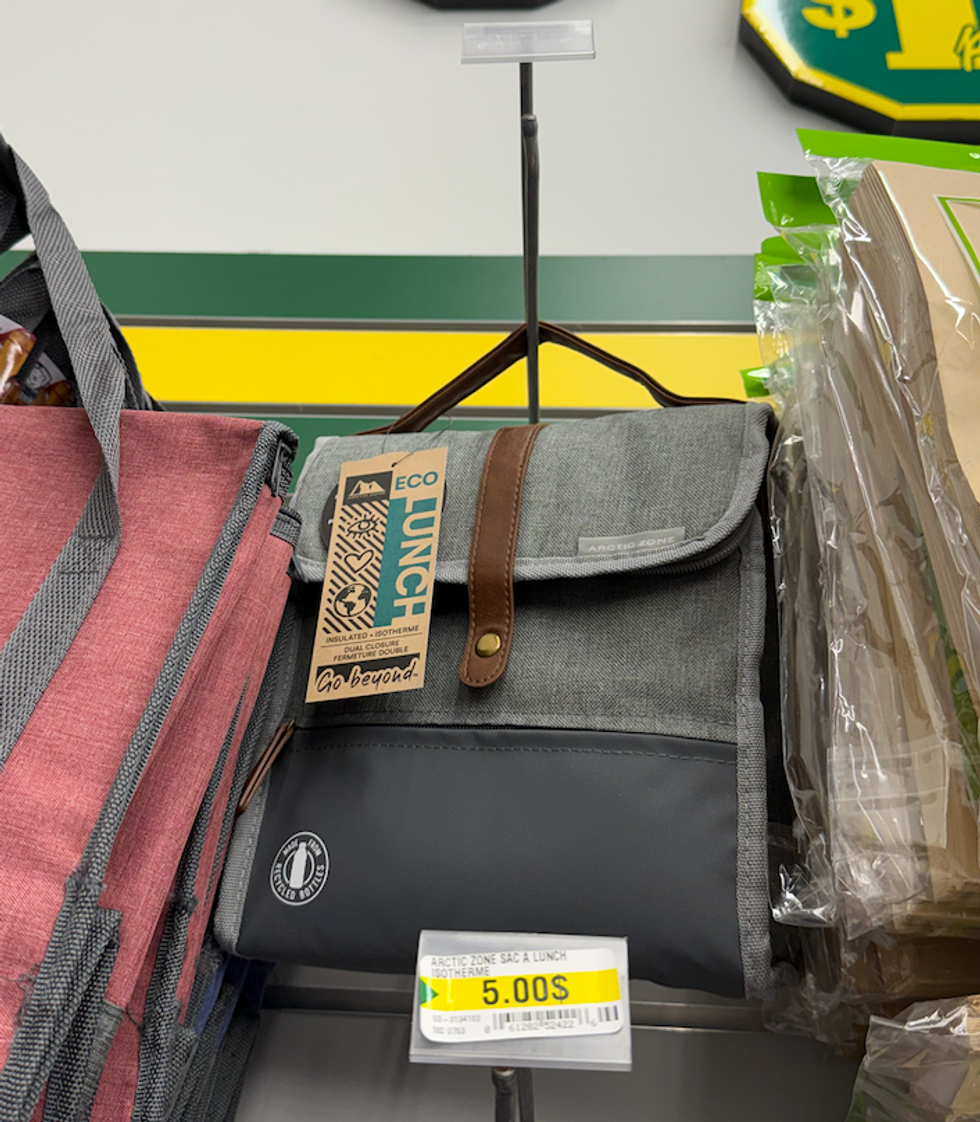 Sac \u00e0 lunch isotherme Arctic Zone vendu au Dollarama.