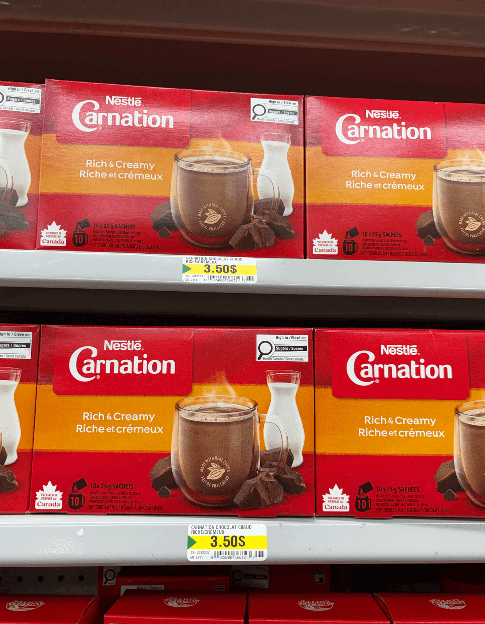 Sachets de chocolat chaud Nestle sur les tablettes du Dollarama.