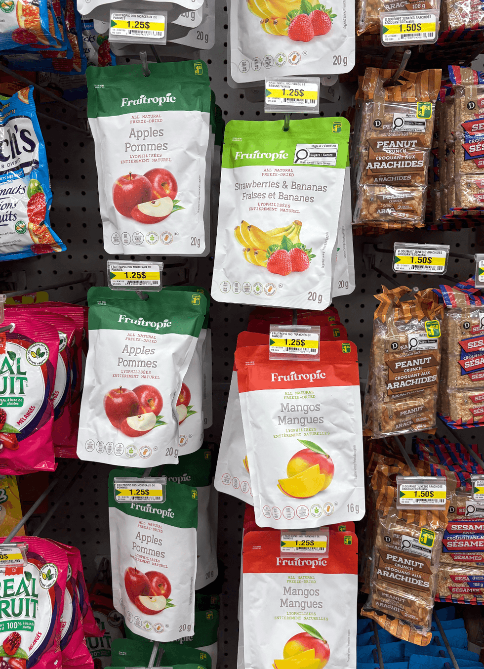 Sachets de fruits lyophilis\u00e9s sur les \u00e9tag\u00e8res du Dollarama.