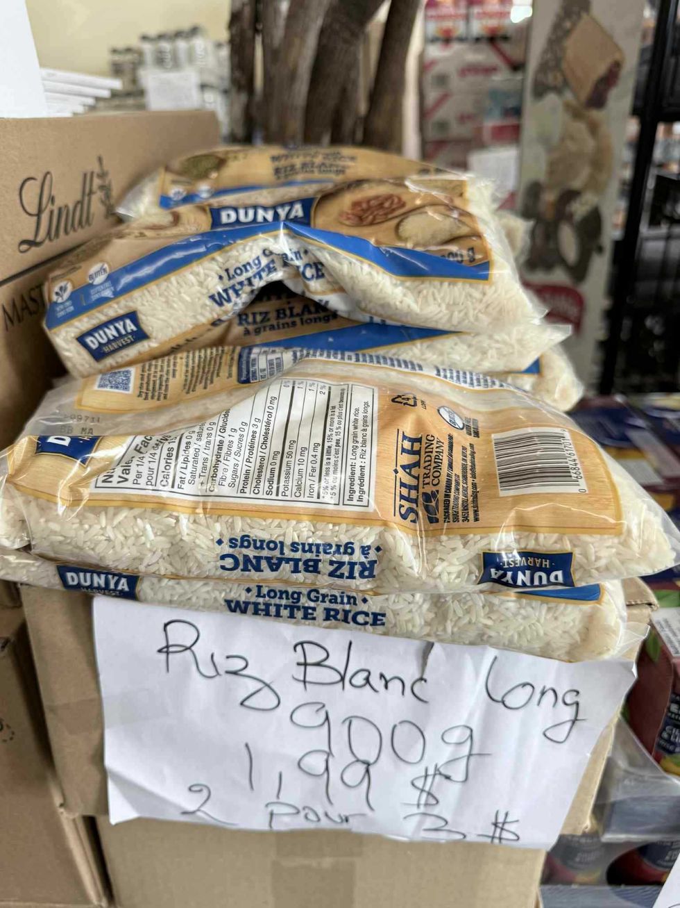 Sacs de 900 g de riz blanc \u00e0 grains longs en vente pour 1,99$ au Supermarch\u00e9 SavePlus.
