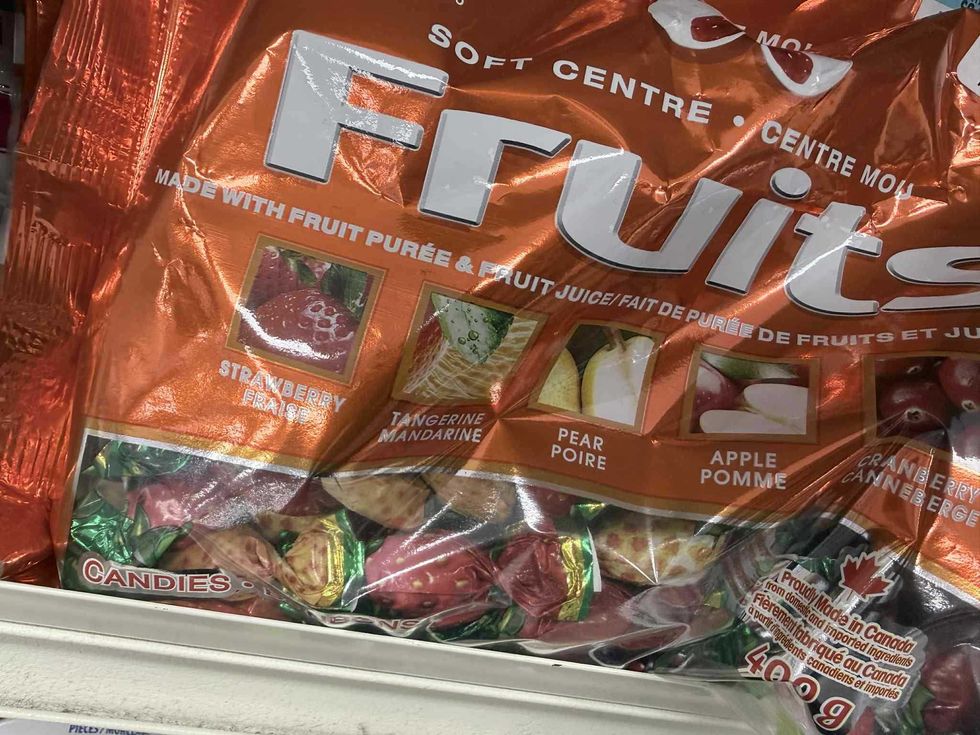 Sacs de bonbons durs aux fruits vendus au Walmart.