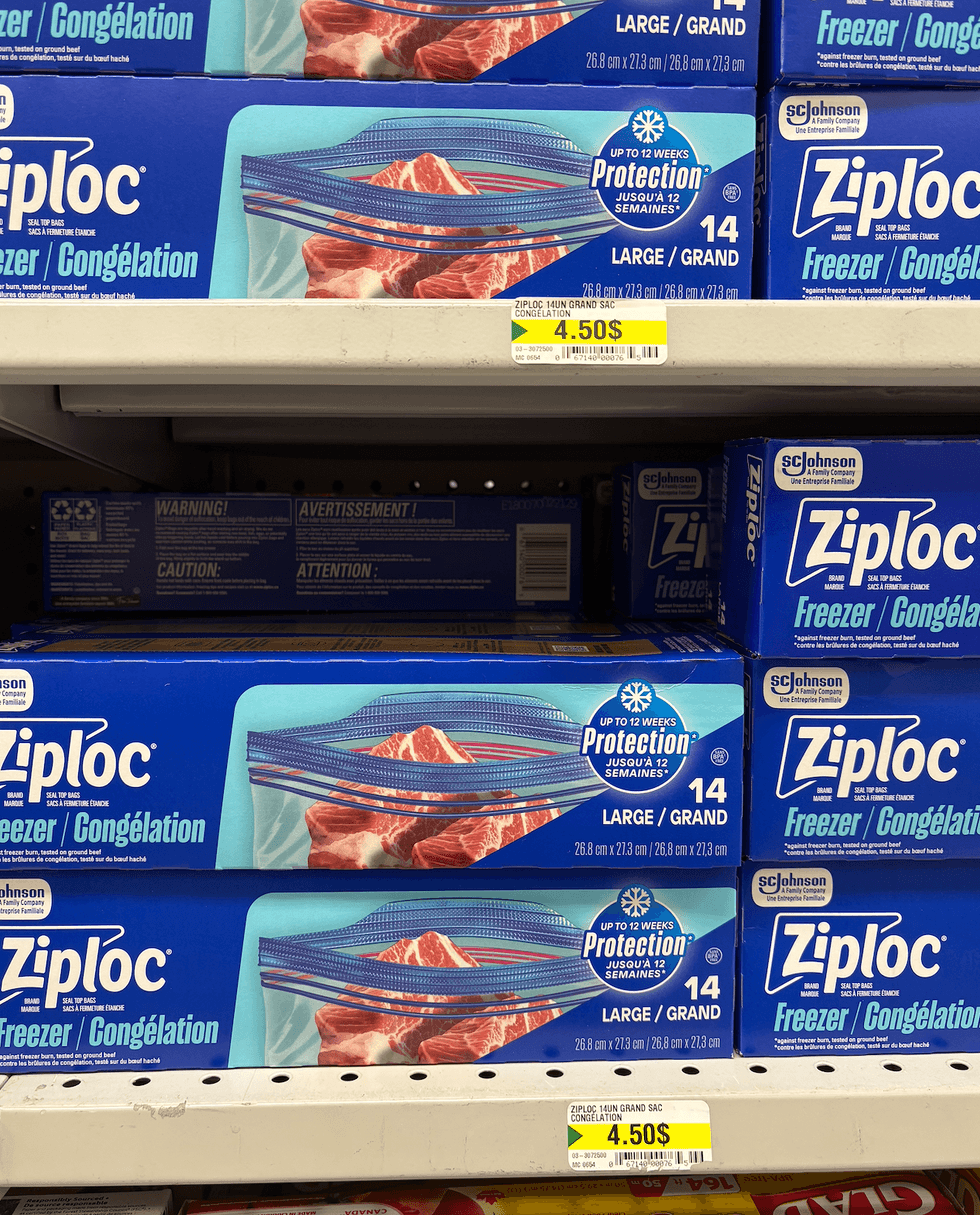 Sacs de cong\u00e9lation Ziploc sur les tablettes du Dollarama.
