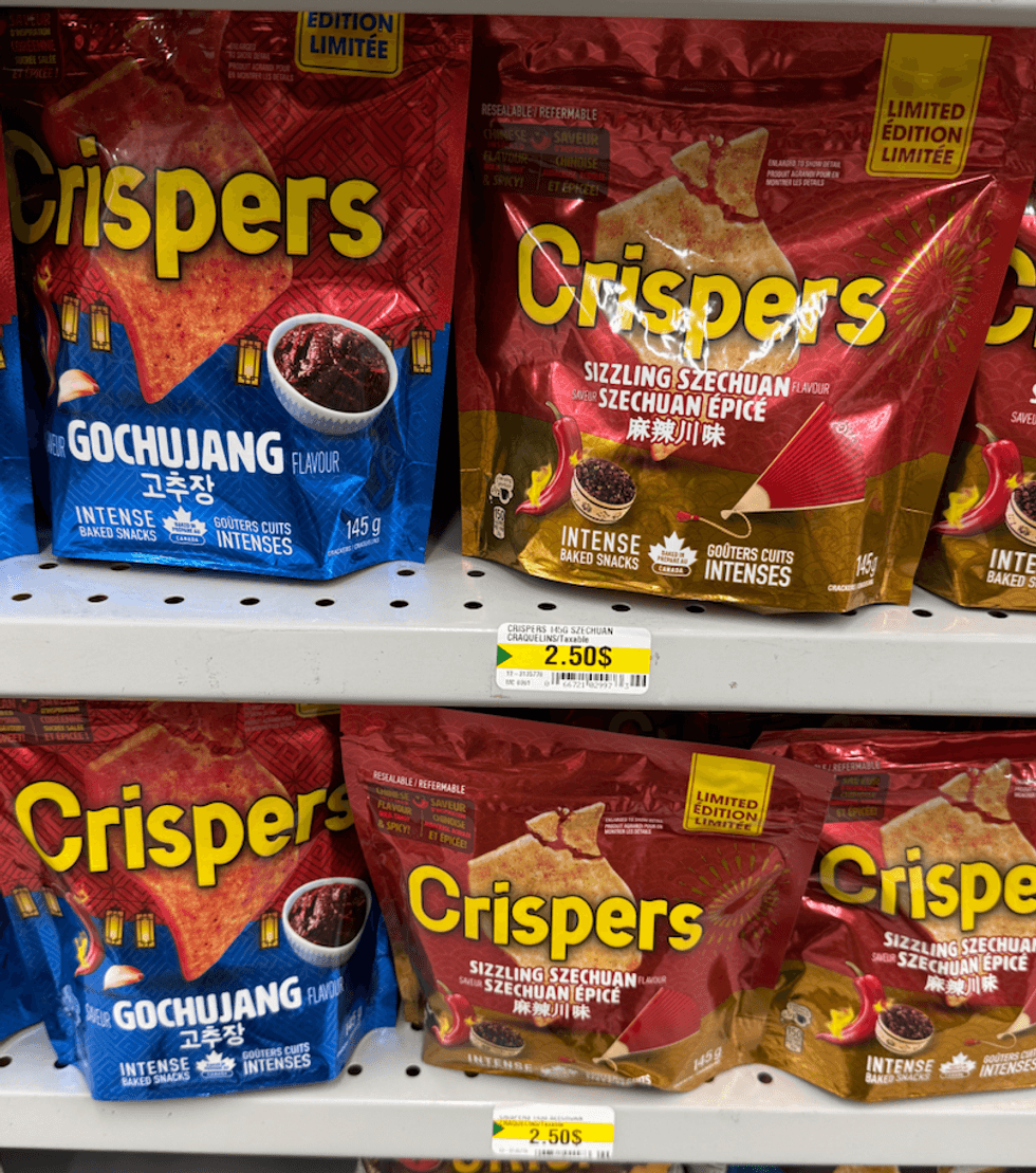 Sacs de craquelins Crispers aux saveurs Gochujang et Szechuan \u00e9pic\u00e9 sur une tablette Dollarama.