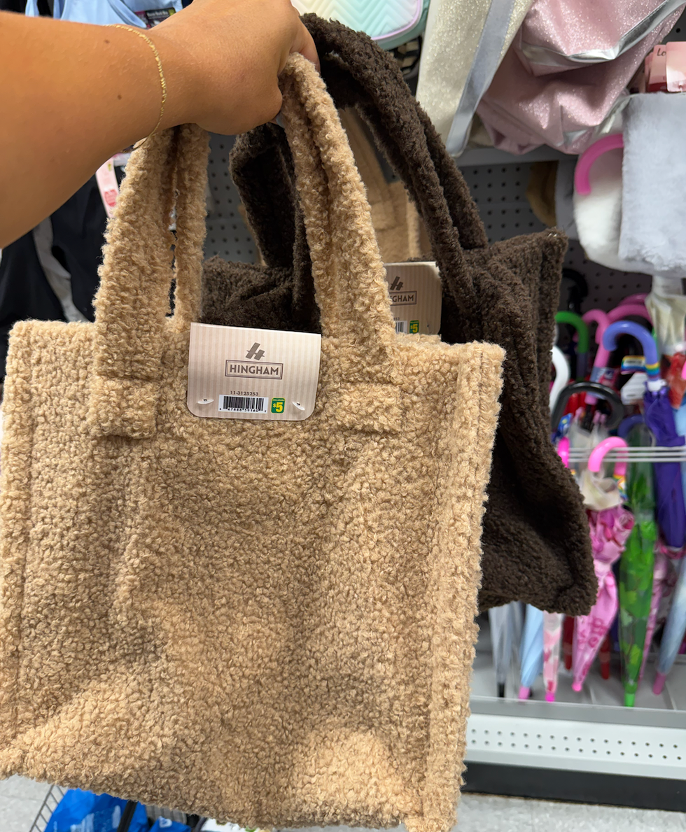 Sacs en sherpa brun et beige dans une main au Dollarama.