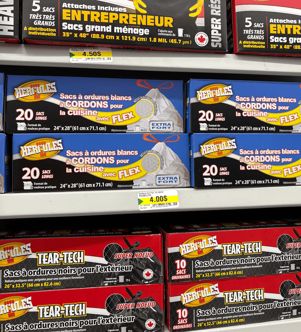 Sacs \u00e0 ordures blancs sur les tablettes du Dollarama.