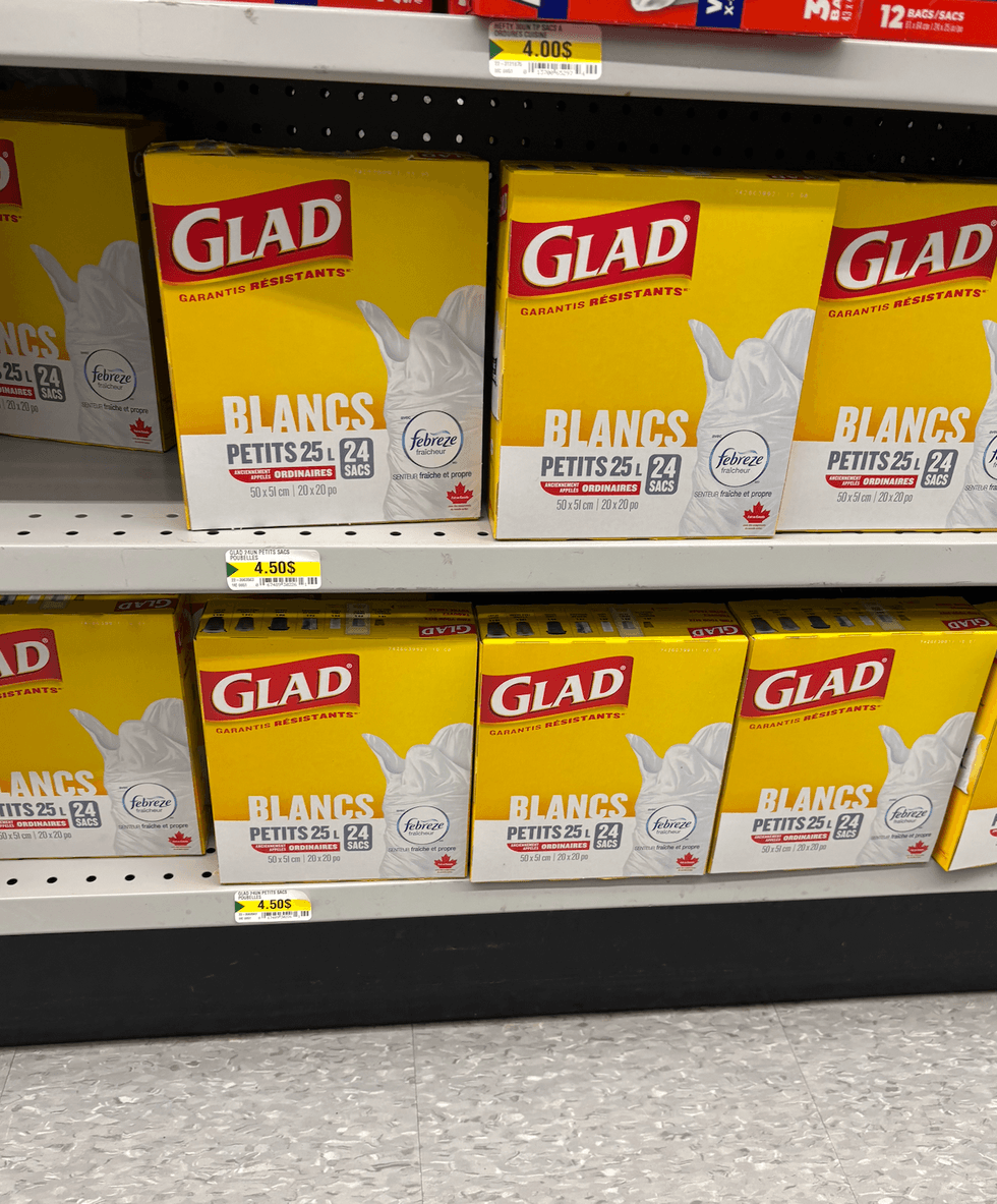 Sacs \u00e0 ordures Glad sur les tablettes du Dollarama.