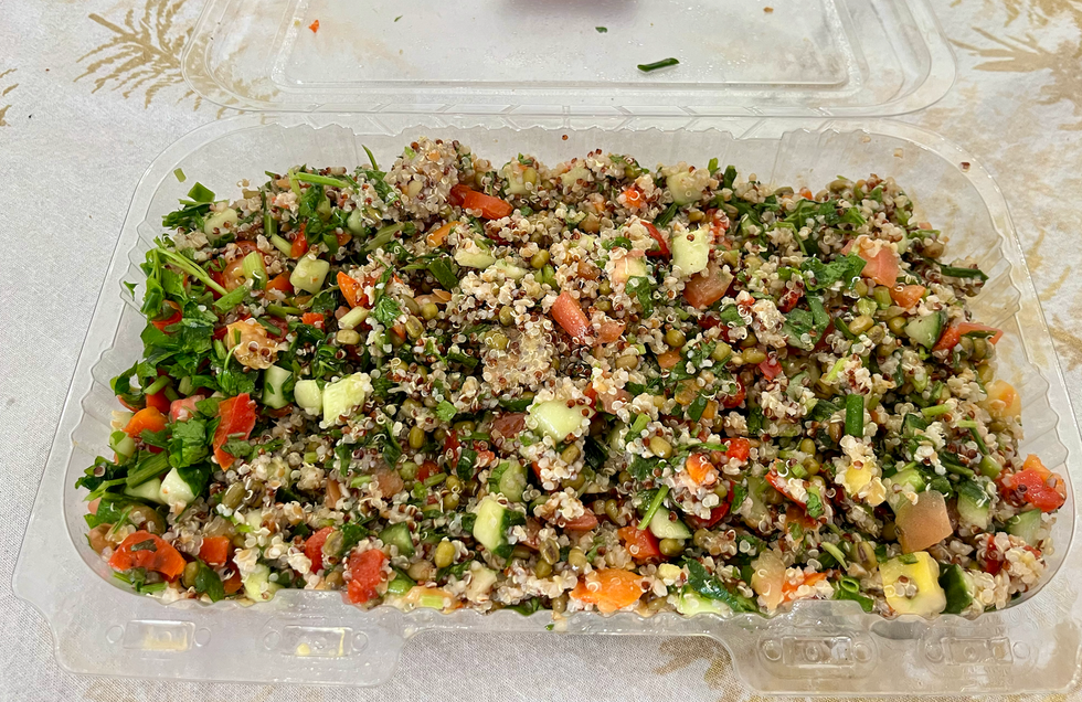 Salade de quinoa du Costco dans son emballage.