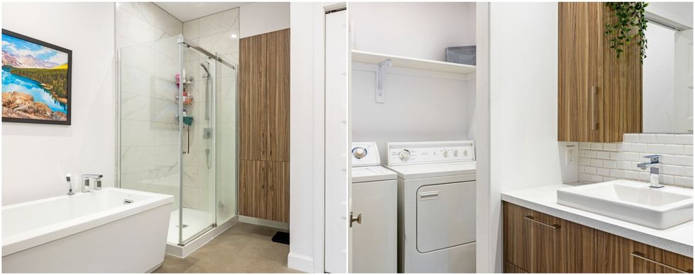 Salle de bain blanche avec bain et douche vitr\u00e9e. Droite : Salle de lavage avec laveuse et s\u00e9cheuse dans la salle de bain.