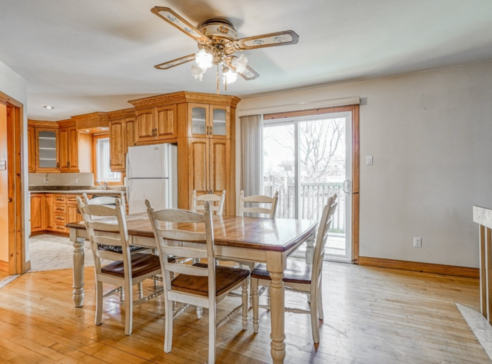 Salle \u00e0 d\u00eener et cuisine avec porte-patio.