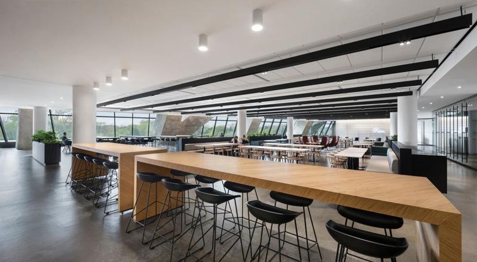 Salle \u00e0 manger dans la Tour du Parc olympique.