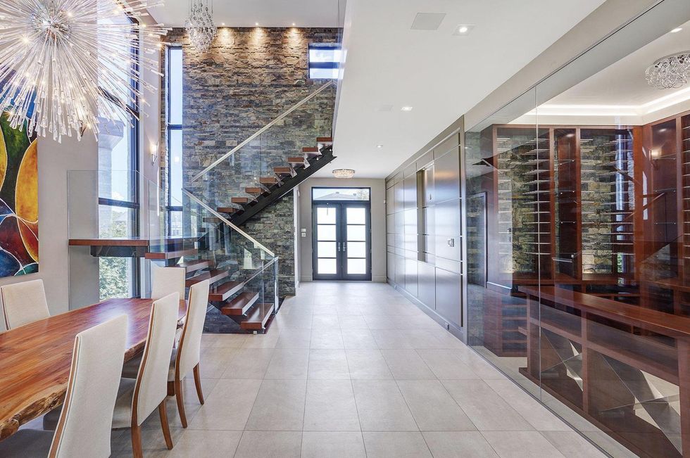 Salle \u00e0 manger, entr\u00e9e et cellier.