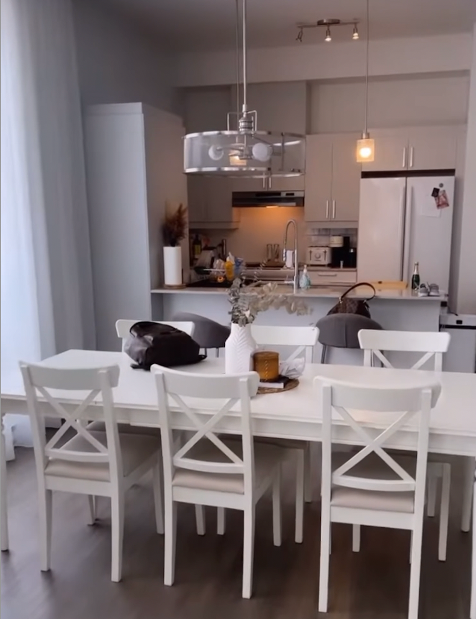 Salle \u00e0 manger et cuisine.