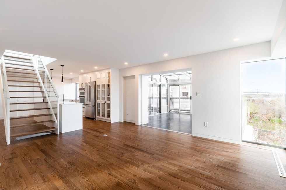 Salon au rez-de-chauss\u00e9e.