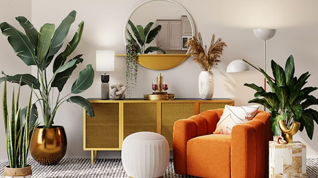 Salon aux couleurs chaudes avec un divan orange.