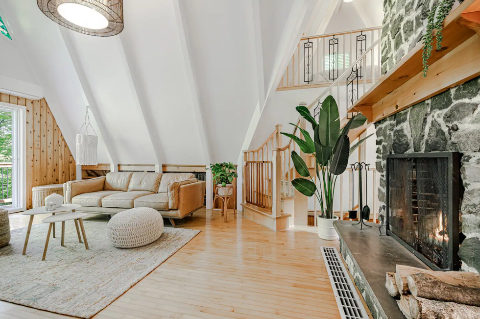 Salon avec foyer d'un chalet \u00e0 louer \u00e0 Sainte-Julienne.