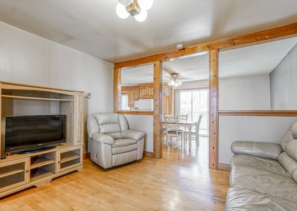 Salon avec un mur ouvert.