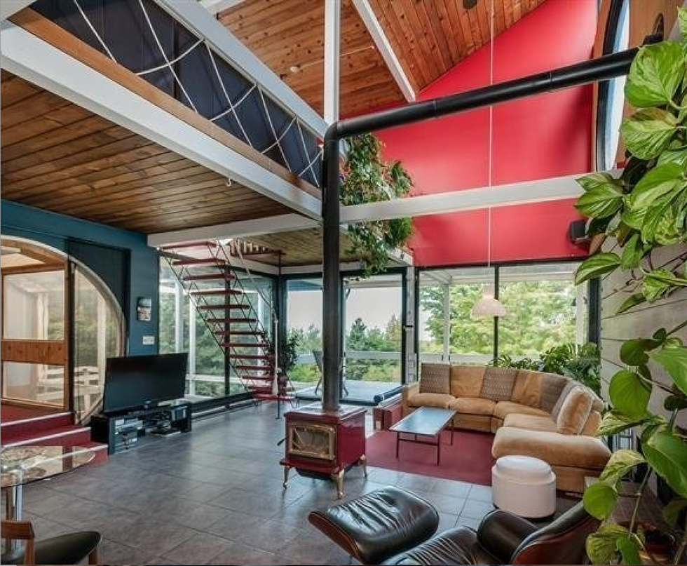 Salon avec une grande baie vitr\u00e9e.