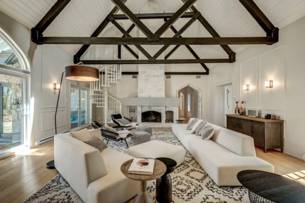 Salon du 800, rue du Ch\u00e2teau, Mont-Saint-Hilaire, QC.