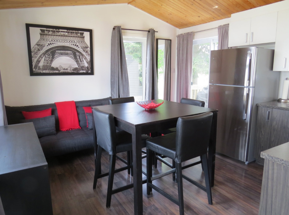 Salon et salle \u00e0 manger.