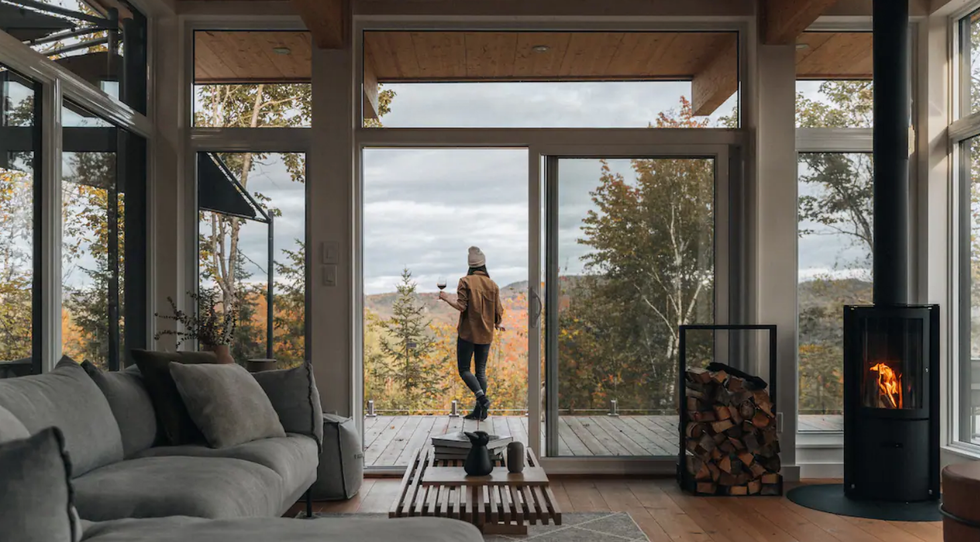 Salon et terrasse d'un Airbnb \u00e0 louer dans les Laurentides au Qu\u00e9bec.
