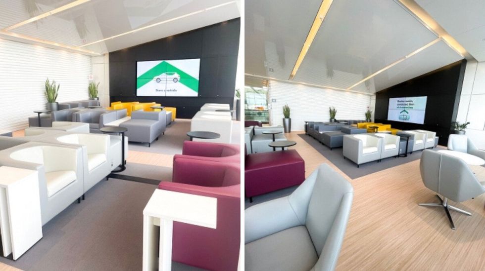 Salon priv\u00e9 avec fauteuils gris, rouges et blancs.