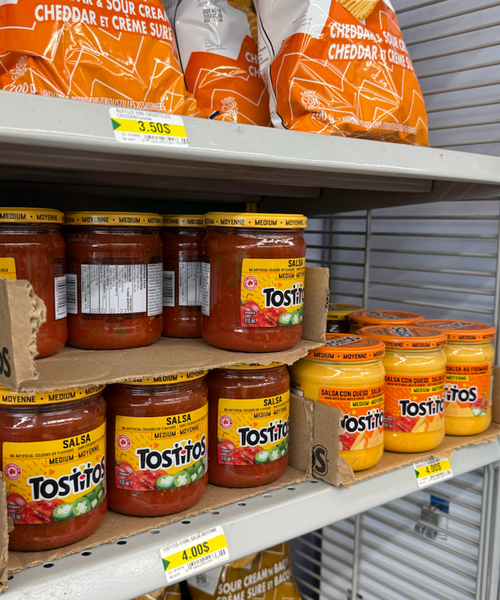 Salsa con Queso Tostitos sur les tablettes du Dollarama.