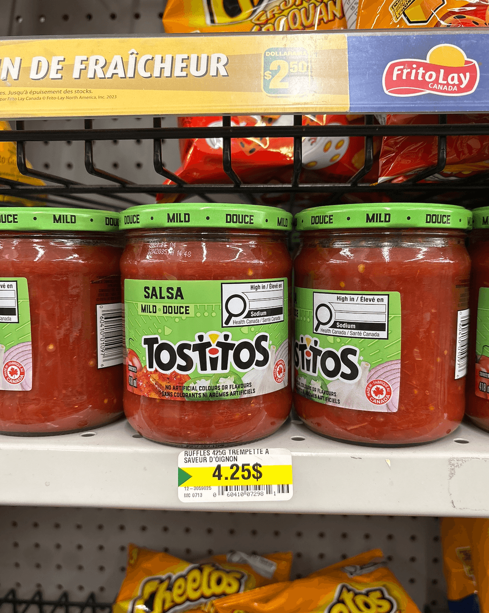 Salsa Tostitos sur les tablettes du Dollarama.