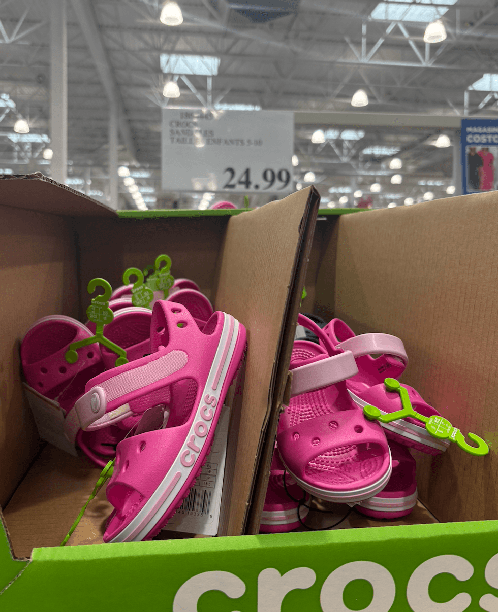 Sandales roses pour enfants Crocs \u00e0 vendre au Costco.
