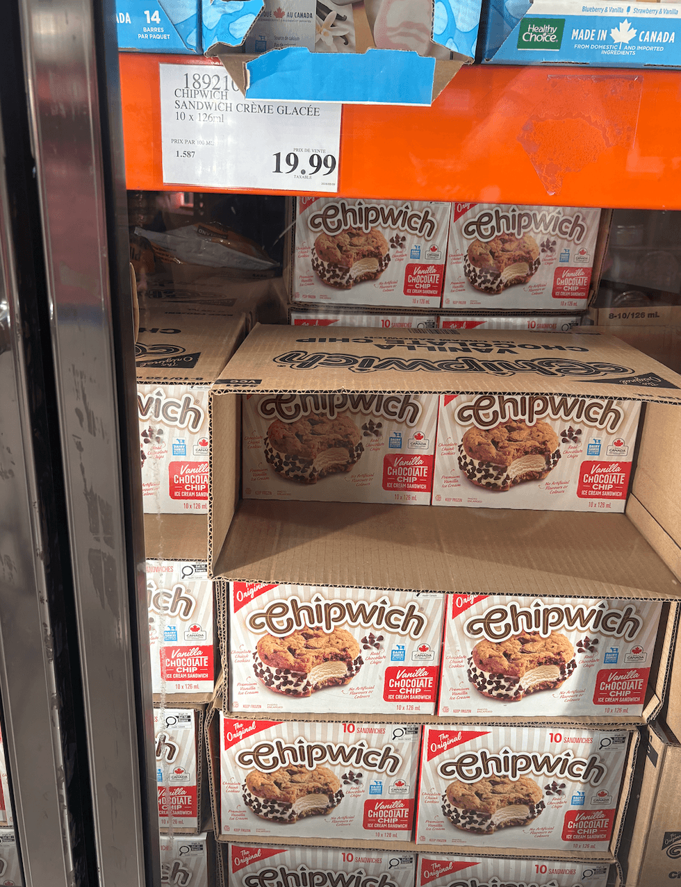 Sandwichs \u00e0 la cr\u00e8me glac\u00e9e vanille et biscuits aux p\u00e9pites de chocolat Chipwich \u00e0 vendre au Costco.