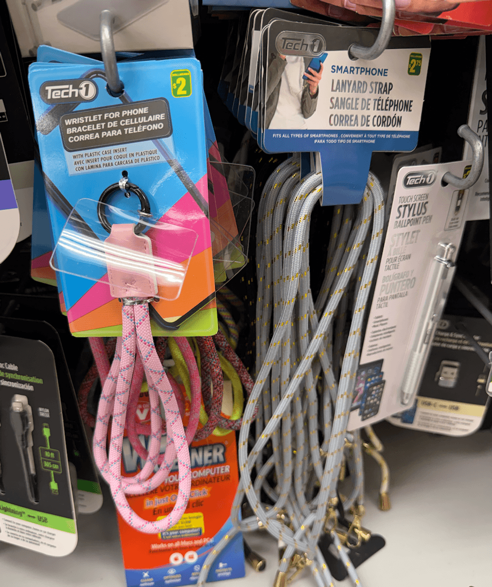 Sangles de t\u00e9l\u00e9phone \u00e0 porter au poignet ou autour du cou vendues chez Dollarama, offertes en diff\u00e9rents mod\u00e8les et couleurs.