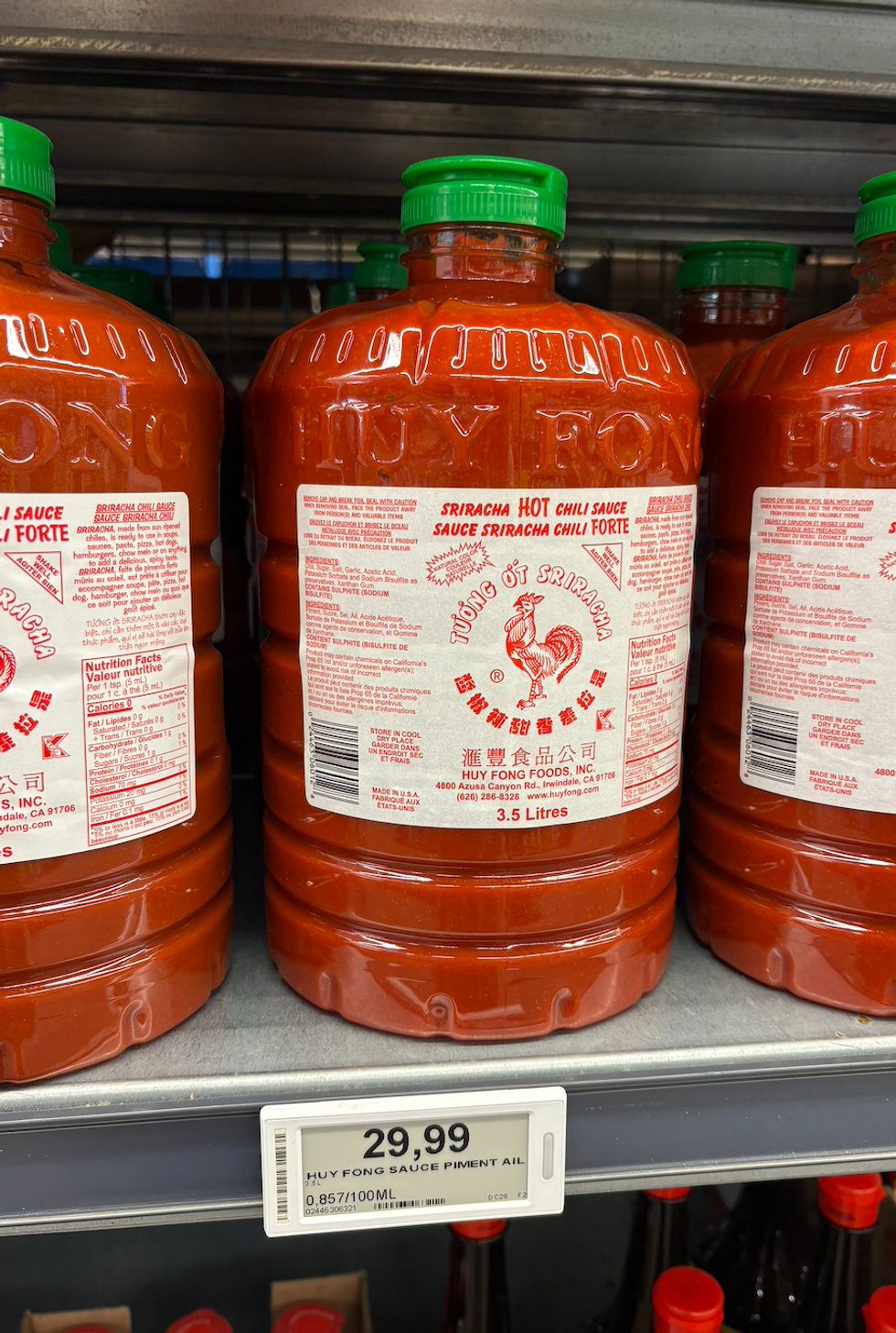 Sauce Sriracha Huy Fong dans les rayons du Club Entrep\u00f4t.