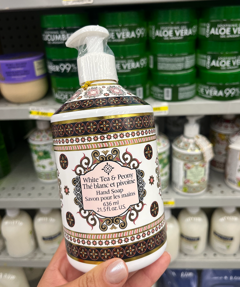 Savon \u00e0 mains dans une bouteille d\u00e9corative au Dollarama.