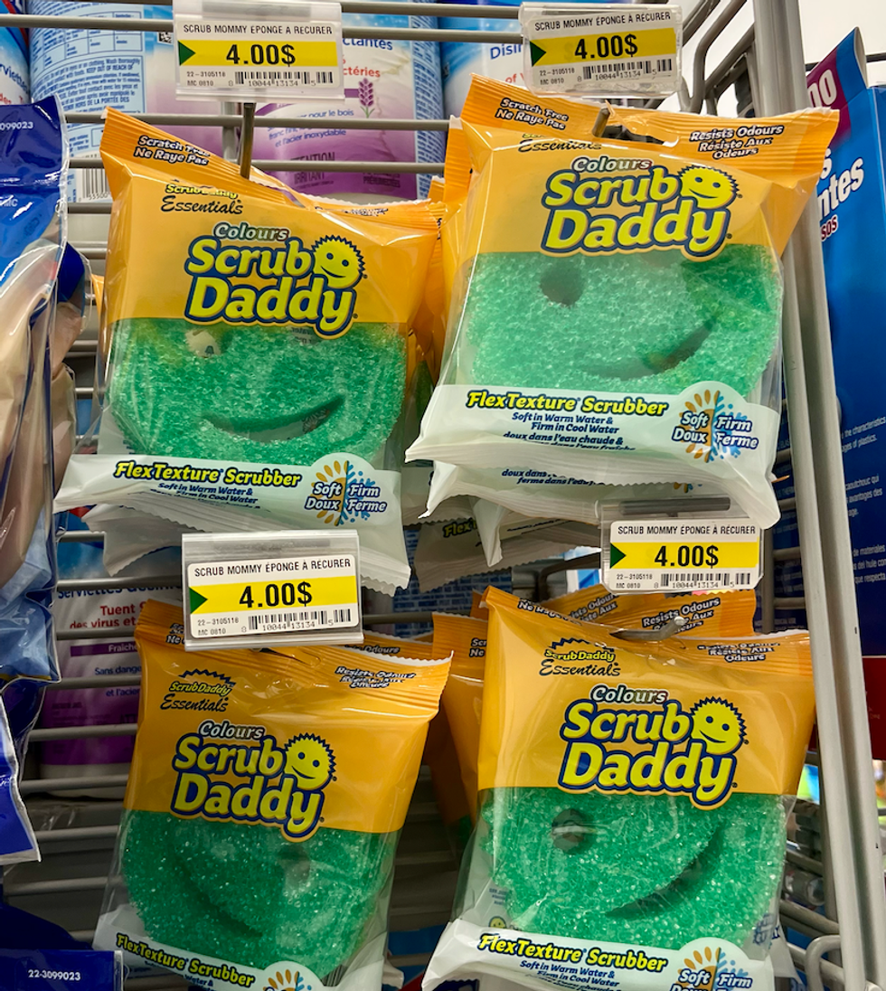 Scrub Daddy dans son emballage au Dollarama.