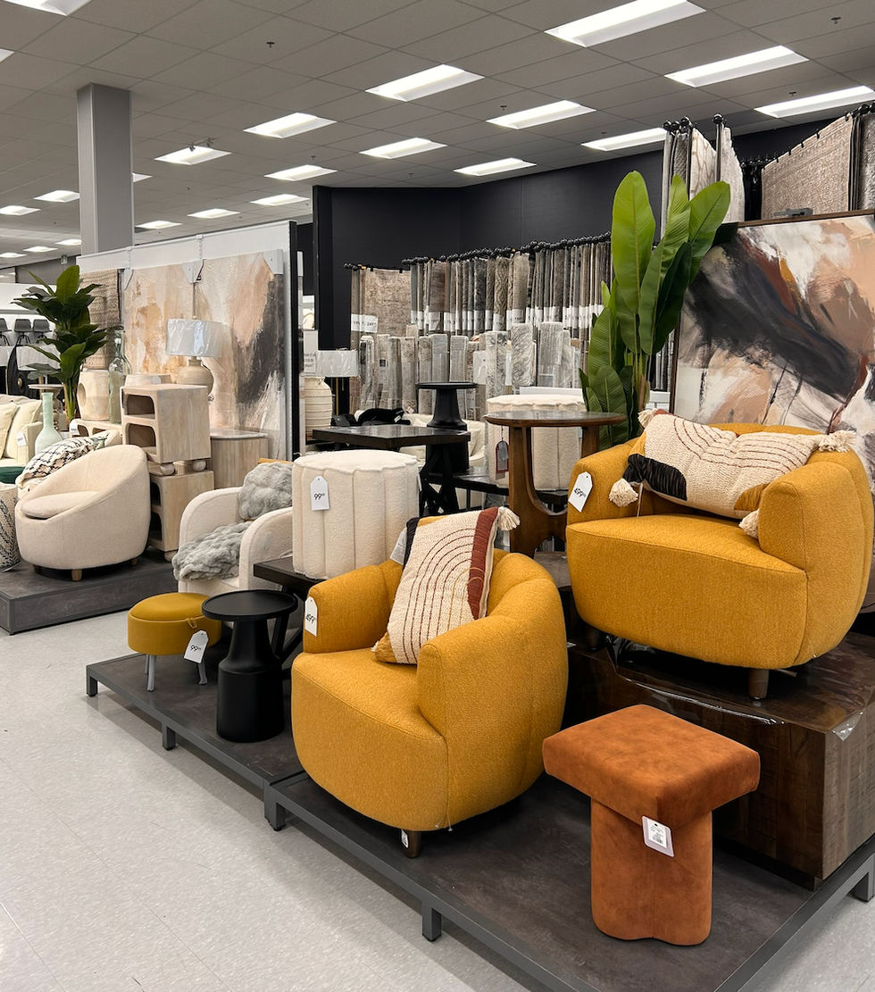 Section HomeSense du nouveau magasin avec des fauteuils.